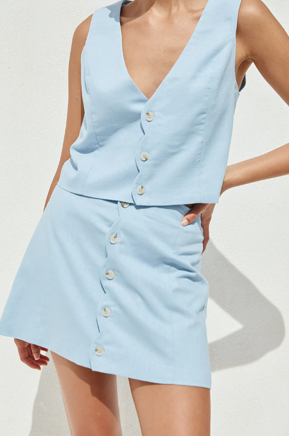 stella mini skirt side view elegant trendy look