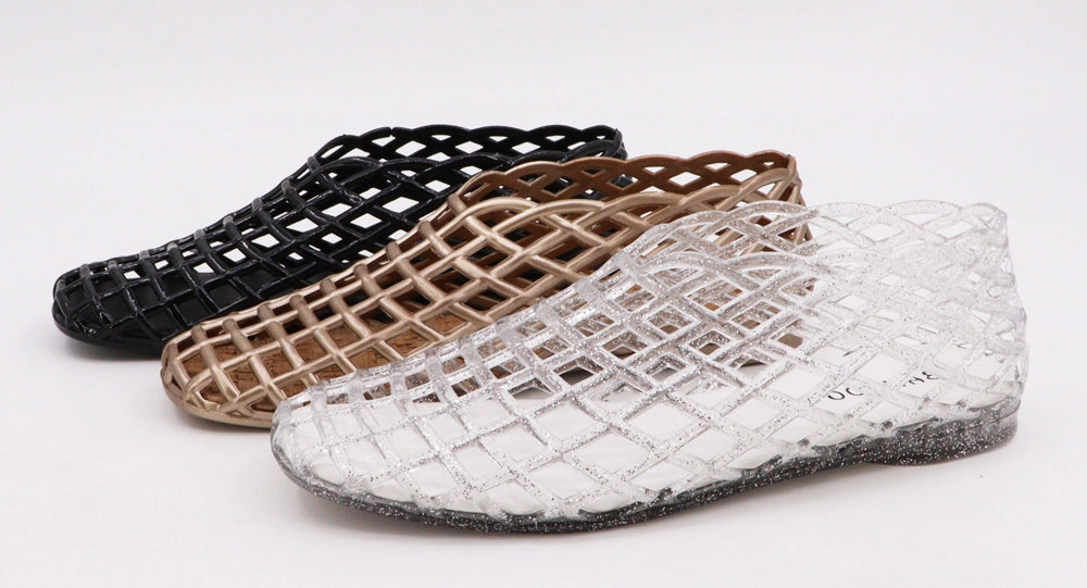 A single flat shoe made of clear jelly material, likely intended for beach wear.