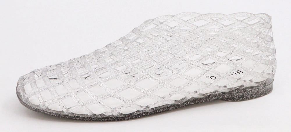 A single flat shoe made of clear jelly material, likely intended for beach wear.