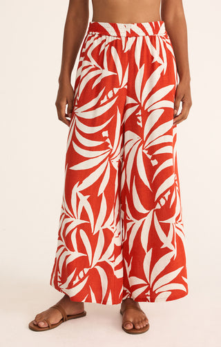 Woman styling Dante Vacances Pant for casual and travel outfits

