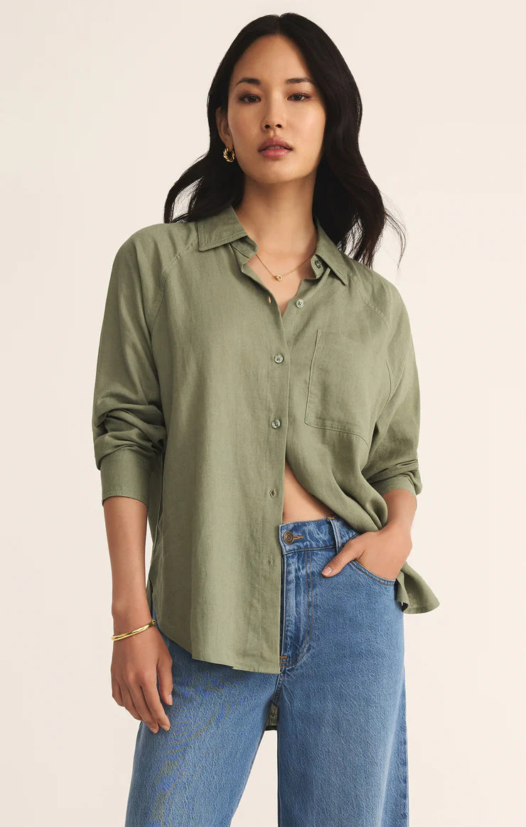 THE PERFECT LINEN TOP styled for a relaxed summer outfit STMT BOUTIQUE 