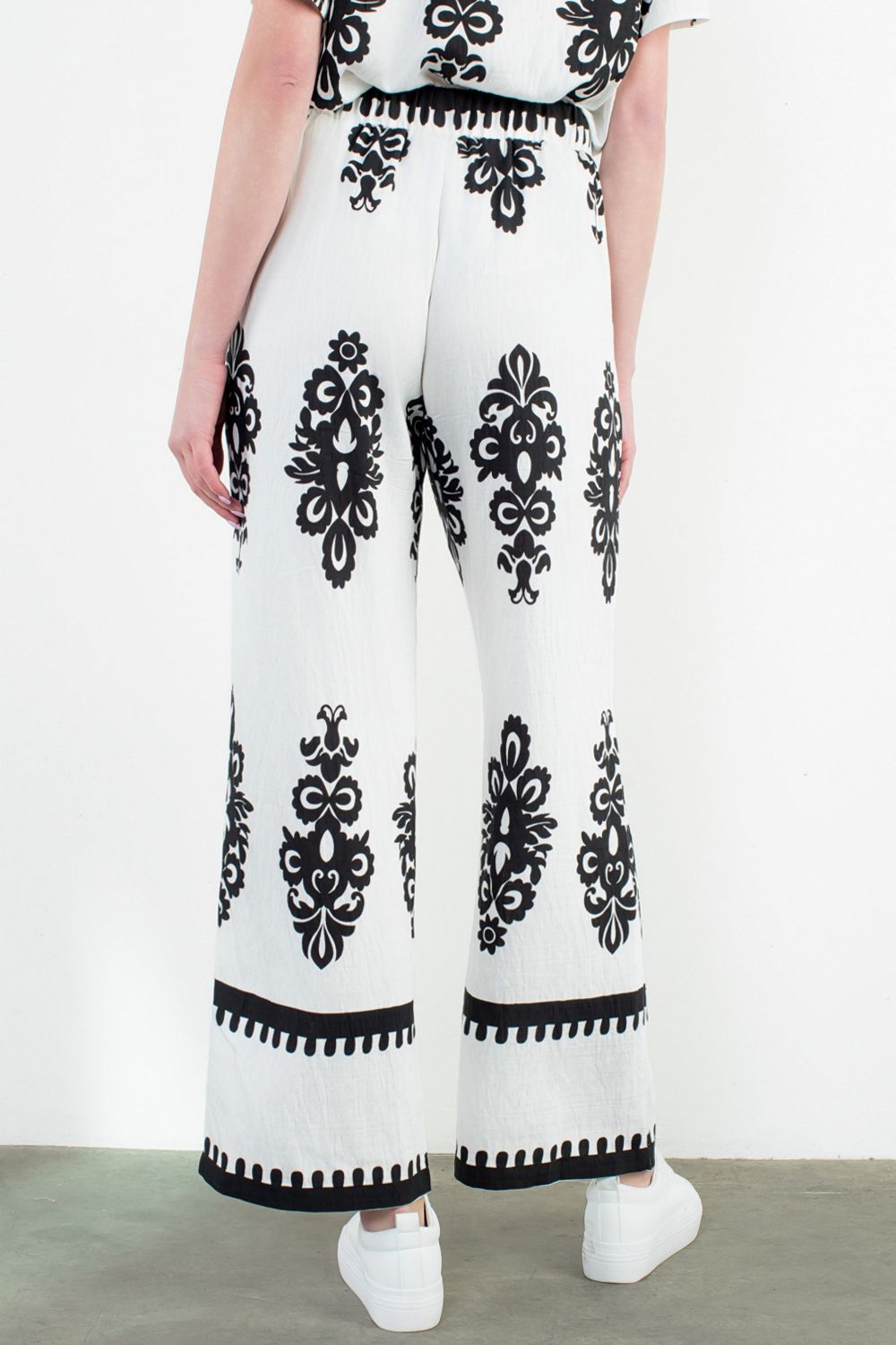 Resort-inspired styling with WIDE LEG PRINT PANTS
